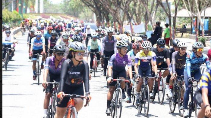 Peserta Tour de Loksado tetap semangat meski cuaca terik. 