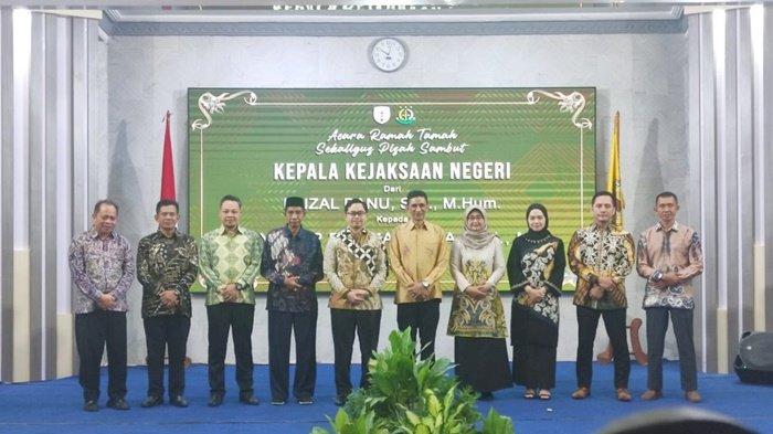 Bupati Hulu Sungai Tengah, H Aulia Oktafiandi, dan forkopimda bersama Kepala Kejaksaan Negeri yang baru, Yusup Darmaputra, dan pejabat lama, Faizal Banu, Kamis (2/11/2023).