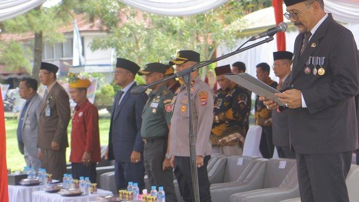 PENGUKUHAN - PJ Bupati Tala H Syamsir Rahman mengukuhkan 717 anggota BPD se-Tala, Kamis (4/7), di halaman kantor bupati di Pelaihari.