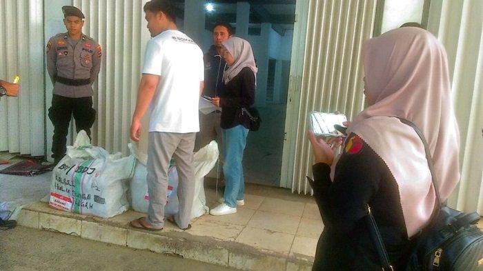 Bawaslu HSS melakukan pengawasan saat penerimaan barang logistic untuk kebutuhan Pemilu 2024 mendatang oleh KPU HST di Gudang Logistik di kawasan Pasar Keramat Barabai, jalan Pasar Hanyar.