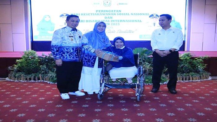 Hj Wasilah didampingi Wali Kota Banjarmasin H Ibnu Sina memberikan hadiah pada peringatan Hari Kesetiakawanan Sosial Nasional (HKSN) dan Hari Disabilitas Internasional 2023 di Hotel Banajrmasin Internasional, Selasa (19/12/2023).