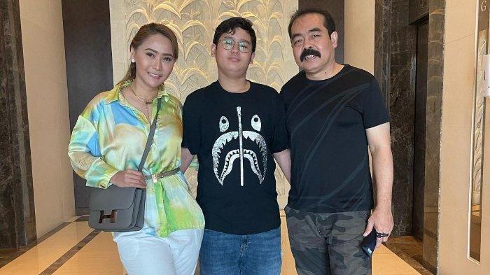 Inul Daratista bersama Adam Suseno dan anak semata wayangnya.