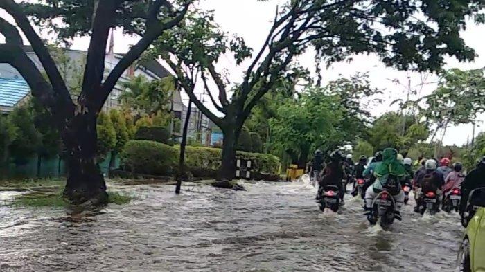 Banjir rob rendam Pasar Sudimampir Banjarmasin, arus lalu lintas di Ujung Murung padat