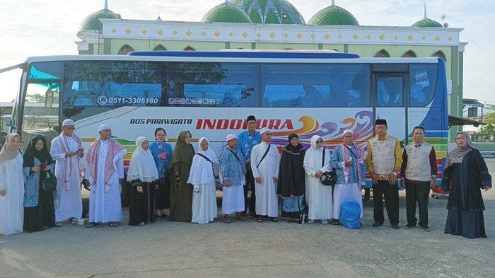 Kepala Bagian Kesejahteraan Rakyat (Kesra) Sekretariat Daerah (Setda) Kabupaten Kapuas, Riduanto, dan Kepala Kementerian Agama, H Hamidhan, saat bersama jemaah haji di Halaman Masjid Agung Al Mukarram, Kota Kuala Kapuas, Rabu (19/7/2023) pagi.