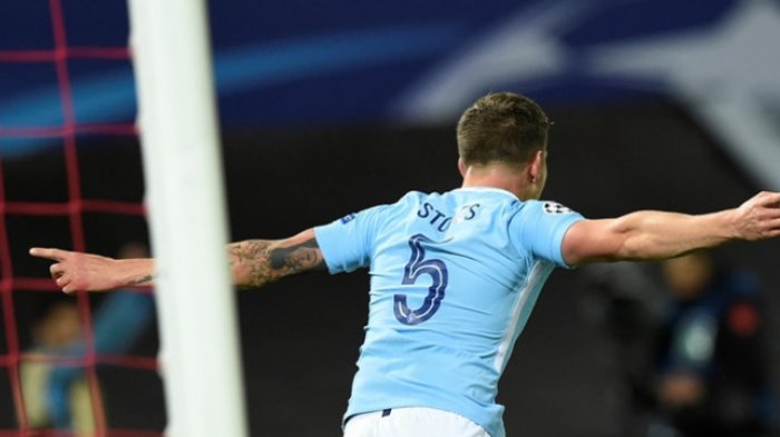 John Stones mencetak gol Manchester City ke gawang Feyenoord Rotterdam pada partai pertama Grup F Liga Champions di Stadion De Kuip, Rabu (13/9/2017).