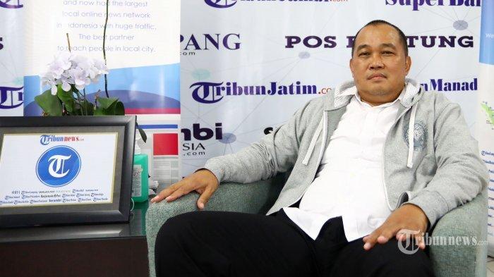 Koordinator Masyarakat Anti Korupsi Indonesia (MAKI) Boyamin Saiman berpose usai wawancara khusus dengan Tribun Network di Jakarta, Jumat (28/8/2020)