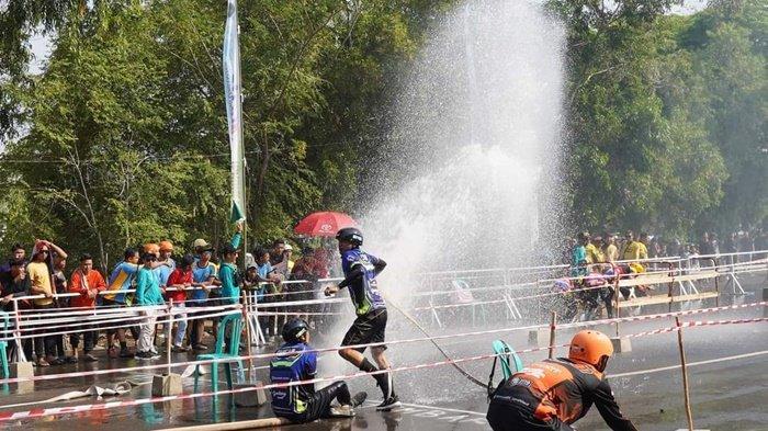  Aksi peserta mensimulasikan pemadaman api saat lomba ketangkasan BPK di HSS.