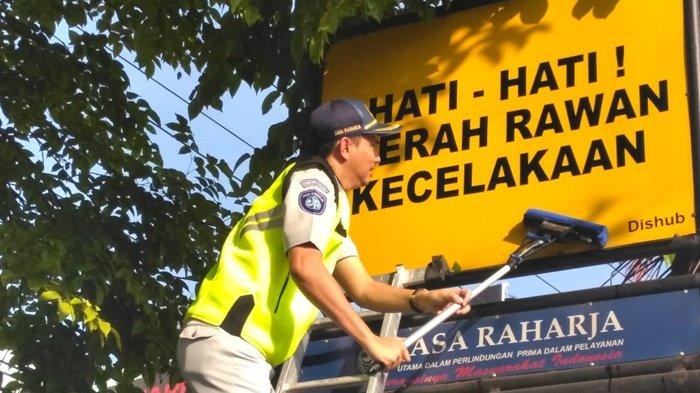 70 Lebih Rambu Lalu Lintas di Kota Banjarmasin Dibersihkan Untuk Tekan ...
