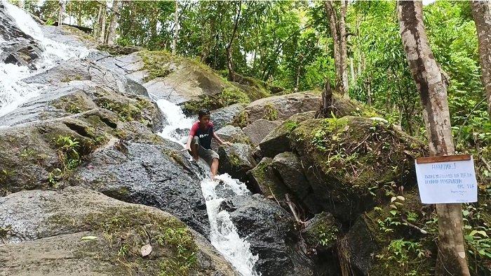 Anak-anak di desa sekitar saat berlibur dan mendaki puncak air terjun Tagur Anginan HST, Minggu (6/3/2022). 