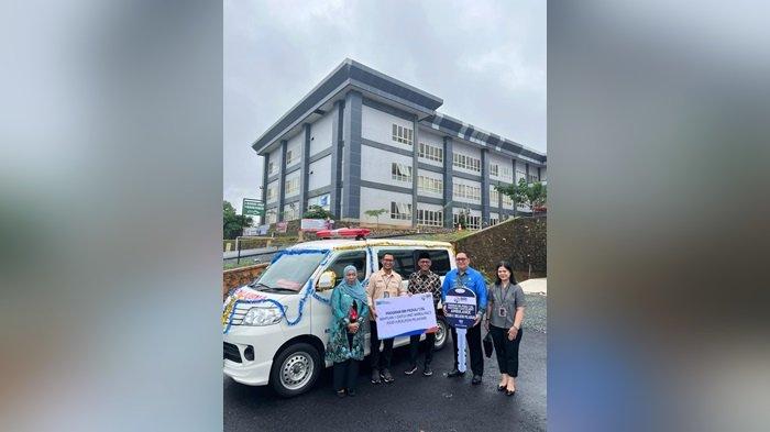 PT Bank Rakyat Indonesia Persero Tbk Branch Office Pleihari menyerahkan satu unit mobil Ambulance kepada Pemerintah Kabupaten Tanah Laut dalam hal ini  Rumah Sakit Umum Daerah (RSUD) Hadji Boejasin.