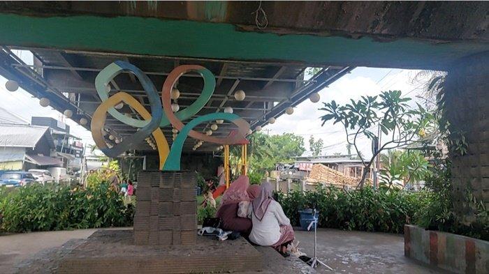 TAMAN RPTRA- Pengunjung bersama rekannya berfoto untuk mengabadikan momen berkunjung di Taman RPTRA Benua Anyar, Banjarmasin.
