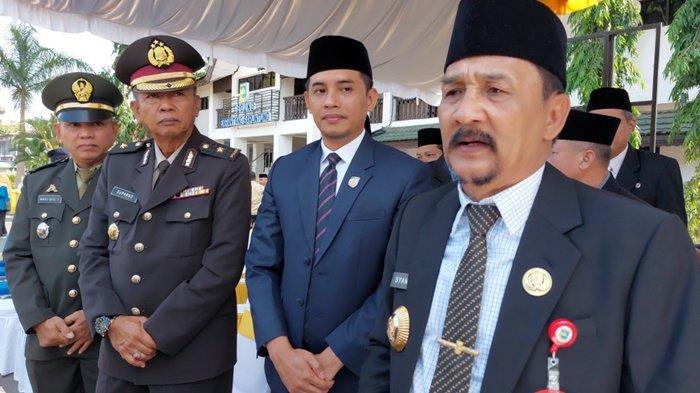 ANGGOTA DPRD Tala Ikhwan Khariri (kedua kanan) bersama perwakilan Forkopimda mendampingi Pj Bupati Tala H Syamsir Rahman memberikan keterangan pers terkait distribusi air bersih kepada warga seusai upacara Kesaktian Pancasila, beberapa hari lalu. 
