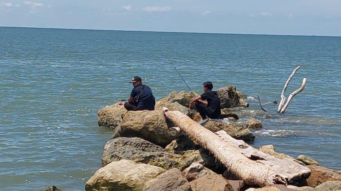 BRONJONG - Inilah bronjong yang berada di wisata Borneo Beach Jorong. Pengunjung kerap berpose di situ, ada juga yang memancing.