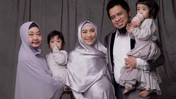 Oki Setiana Dewi bersama keluarganya.