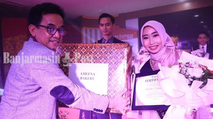 DEWAN Juri Dr H Sihabuddin Chalid MMPd menyerahkan hadiah kepada pemenang Duta Kampus Politala 2023, Jumat (8/12) malam.