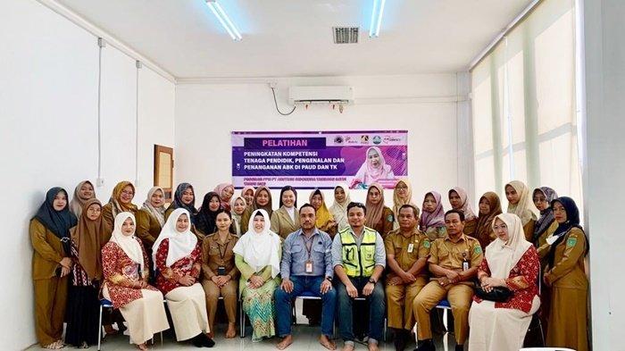 Foto bersama para peserta pelatihan menangani Anak Berkebutuhan Khusus (ABK) yang diselenggarakan PT Arutmin Indonesia Satui di Satui Community Center, Kabupaten Tanah Bumbu, Provinsi Kalimantan Selatan, berlangsung pada 10-11 Oktober 2023.