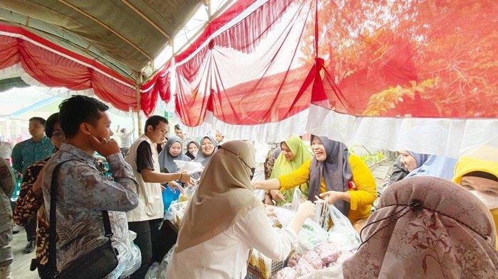 Setelah pasar murah digelar di Desa Kandang Jaya, Kecamatan Lampihong, selanjutnya diadakan di Desa Lingsir, Kecamatan Paringin Selatan, Kabupten Balangan, Provinsi Kalimantan Selatan, Selasa (3/10/2023).