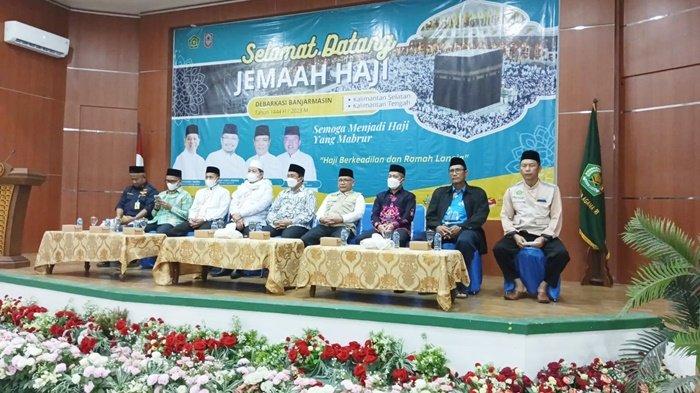 Sejumlah pejabat Provinsi Kalimantan Tengah dan Provinsi Kalimantan Selatan saat penyambutan jemaah di Embarkasi Banjarmasin, Kamis (13/7/2023).