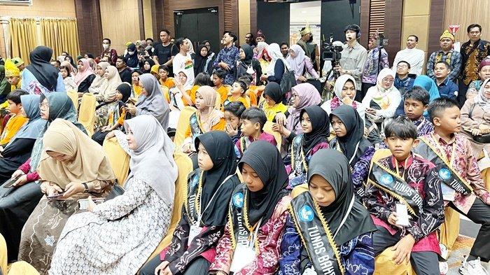 Beberapa anak, dari sekian para juara, pemenang lomba dalam Festival Tunas Bahasa Ibu (FTBI) Bahasa Banjar yang diselenggarakan Balai Bahasa Provinsi Kalimantan Selatan diikuti 130 murid SD semua daerah di Kalsel, Rabu (8/11/2023).