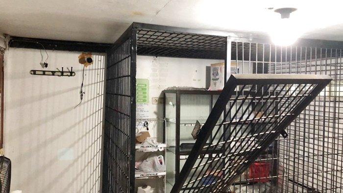 Kondisi toko handphone yang dibobol kawanan pencuri di Jalan Trans Kalimantan, Kelurahan Handil Bakti, Kecamatan Alalak, Kabupaten Barito Kuala (Batola), Provinsi Kalimantan Selatan, Selasa (12/9/2023).