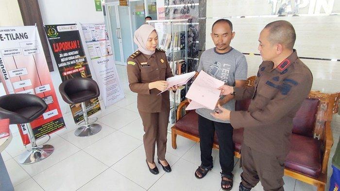 Penyerahan barang bukti usai penuntutan perkara laka lantas yang membelit Uspuri dihentikan melalui Restorative Justice (RJ) di Kantor Kejaksaan Negeri Tapin, Selasa (8/8/2023).