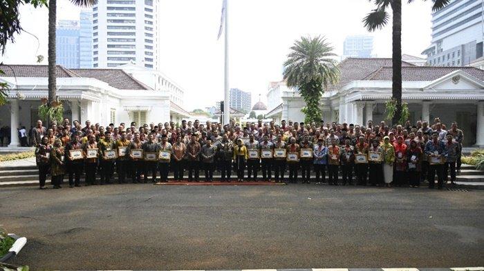 Bupati HST, H Aulia Oktafiandi saat menghadiri langsung penyerahan penghargaan dari Wakil Presiden RI, Ma'ruf Amin.