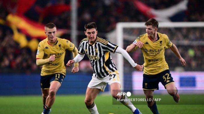 Bek Juventus Italia #27 Andrea Cambiaso (tengah) berebut bola dengan penyerang Islandia Genoa #11 Albert Gudmundsson dan gelandang Genoa Denmark #32 Morten Frendrup selama pertandingan sepak bola Serie A Italia antara Genoa dan Juventus di stadion Luigi Ferraris, pada bulan Desember 15 Agustus 2023.
Marco BERTORELLO / AFP