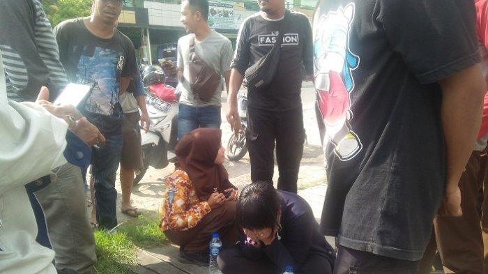 Aksi Perempuan Viral Tahan Pengendara di Tengah Jalan Sungai Ulin Banjarbaru