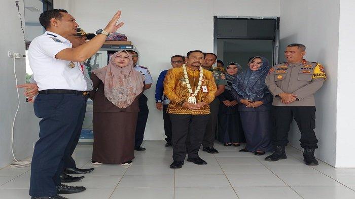 ANGGOTA Komisi I DPRD Tala Ridha Hayani dan Pj Bupati Tala H Syamsir Rahman menyimak paparan Kadishub Tala Danoe Sulaiman terkait fasilitas kantor terminal.