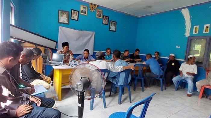 Warga Menyampaikan Aspirasi Terkait Kasus Kades Tambakrejo