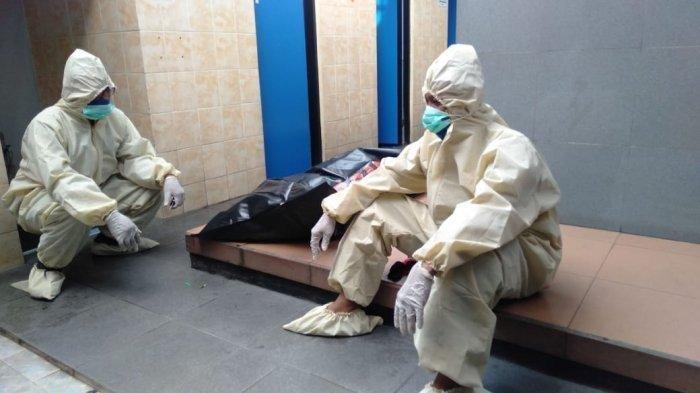 Meninggal di Toilet SPBU, Pria Ini Dievakuasi Petugas Berpakaian APD ...