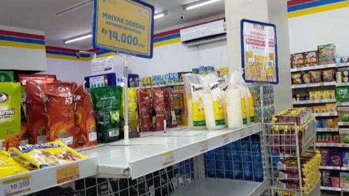Konsumen di Banjarmasin Berburu Minyak Goreng Murah, Stok di Alfamart