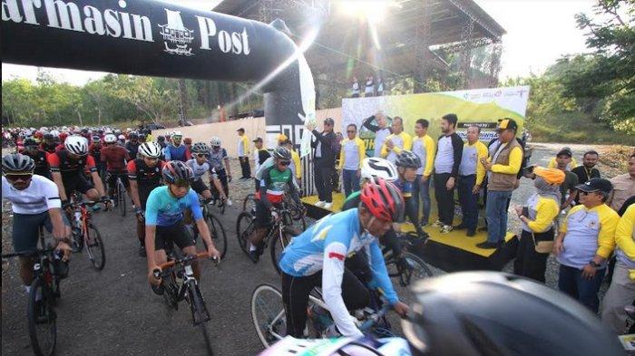 Gubernur Kalimantan Selatan, H Sahbirin Noor, yang diwakili oleh Asisten Pemerintahan dan Kesra, Nurul Fajar Desira secara resmi melepas ratusan goweser  Tour de Loksado 2023 di Kiram Park,