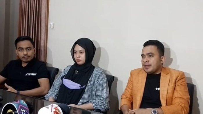 Retno Paradinah dan kuasa hukumnya Laode Umar Bonte ditemui di kawasan Simprug, Jakarta Selatan, baru-baru ini.