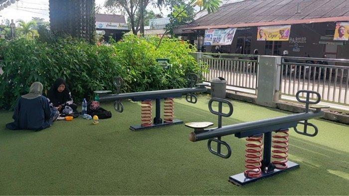 TAMAN RAMAH ANAK- ruang publik di jembatan Banua Anyar yaitu Taman Ramah Anak atau Ruangan Publik Terpadu Ramah Anak (RPTRA), ramai dikunjungi masyarakat.