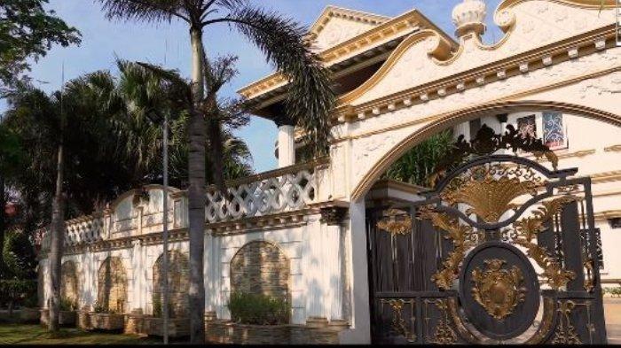 Megahnya rumah komedian Sule