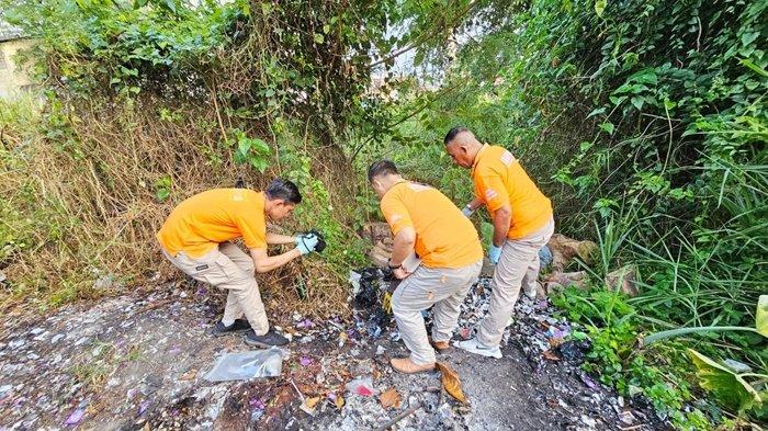 Tim Inafis melakukan pemeriksaan di salah satu titik di lokasi perkelahian maut yang menewaskan penjaga malam di Pasar Yon, Kelurahan Guntung .Manggis, Kota Banjarbaru, Provinsi Kalimantan Selatan, Sabtu (5/8/2023)