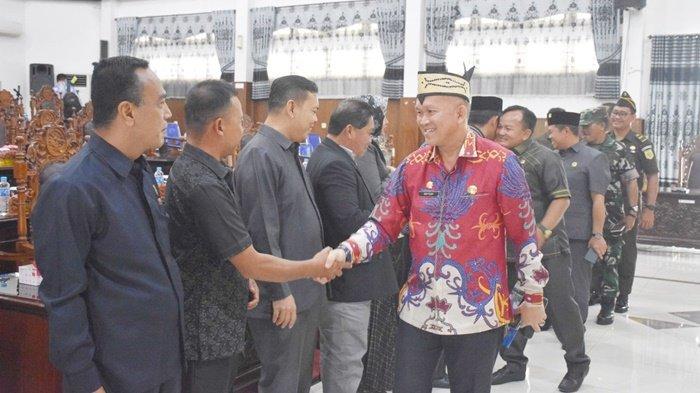 Pelaksana Tugas (Plt) Bupati, HM Nafiah Ibnor, diwakili Sekretaris Daerah, Septedy, saat menghadiri rapat paripurna dengan agenda menyampaikan naskah Nota Keuangan Raperda Perubahan APBD Tahun Anggaran 2023 di DPRD Kabupaten Kapuas, Ardiansah, Kamis (14/9/2023).