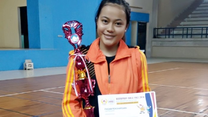 Pemain Tim Voli Putri Kalbar sedang berlatih secara intensif