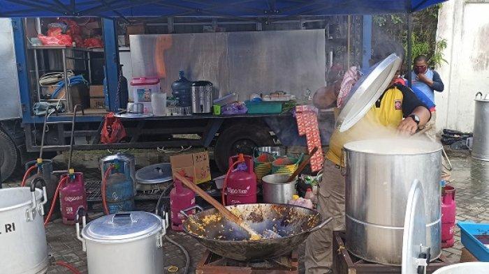 Situasi Dapur Umum Polsek Kura Tanahlaut Kalsel untuk Korban Banjir, Siapkan Makanan Cepat Saji