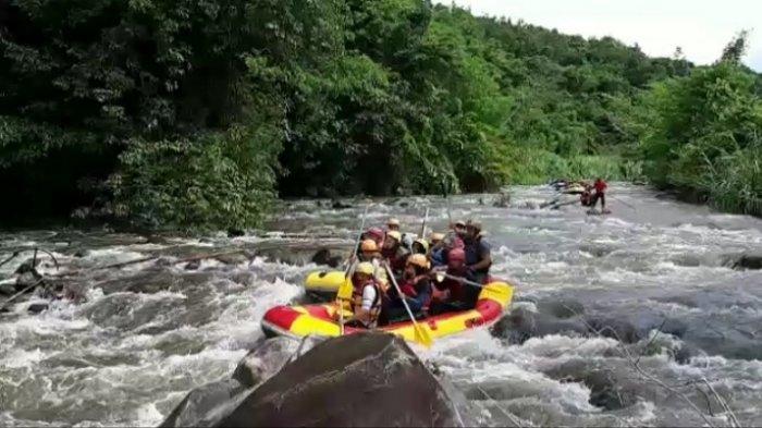 Pilih Jajal Rafting Pakai Rakit Bambu, Perahu Karet Atau Trekking ke ...
