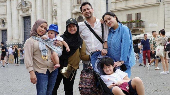 Keluarga Raffi Ahmad bersama dua pengasuh anaknya, Mbak Lala dan Sus Rini.