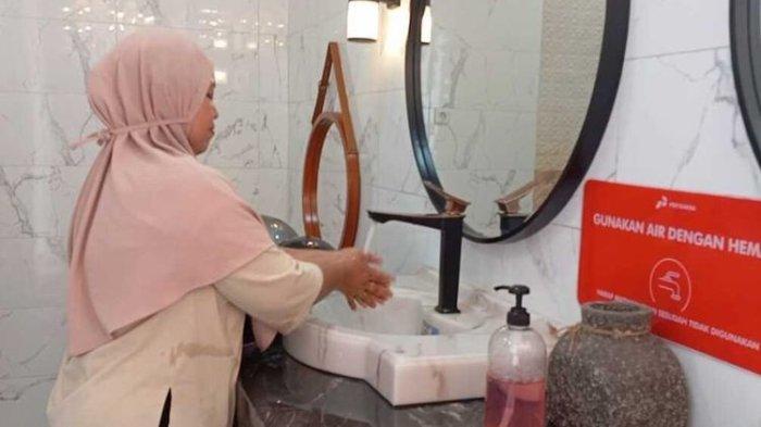 Penampakan toilet mewah di SPBU Benda, Jalan Raya Sukabumi-Bogor, Kampung Bangkongreang, Desa Benda, Kecamatan Cicurug, Sukabumi, Jawa Barat, Selasa (21/11/2023).