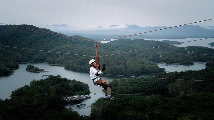 TYROLEAN TRAVERSE - Reporter Banjarmasin Post, Syaiful Riki menjajal tyrolean traverse di kawasan Bukit Matang Kaladan, Kecamatan Aranio, Kabupaten Banjar, Kalsel.