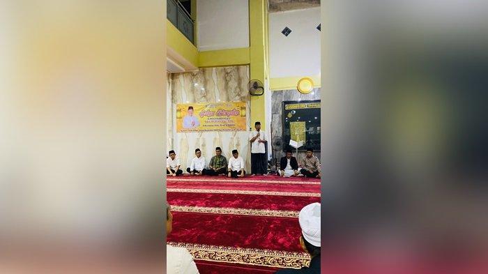 Pj. Bupati Barito Kuala Mujiyat, S.Sn., M.Pd melaksanakan safari ramadan dan sahur bersama di Masjid Al-Muhibbbin, Kecamatan Alalak, Kamis (21/3/2024).