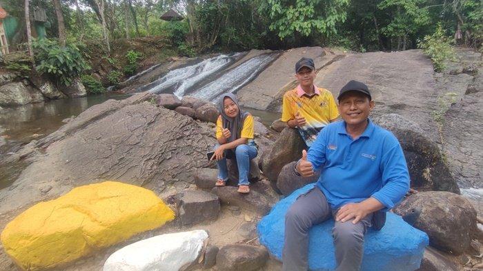 Edi bersama petugas lainnya yang siap menyambut kedatangan pengunjung di Wisata Air Terjun Tumpang Dua.