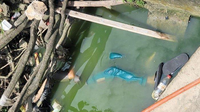 Mayat pria tanpa identitas yang ditemukan dalam posisi sedikit meringkuk di parit bawah jembatan di Balikpapan, Rabu (14/5/2024). Petugas gabungan mengevakuasi jenazah dari saluran air untuk dibawa ke rumah sakit.