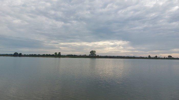 Senja di Danau Galuh Cempaka, pemandangannya terlihat indah dengan udara yang relatif sejuk serta suasana yang nyaman.