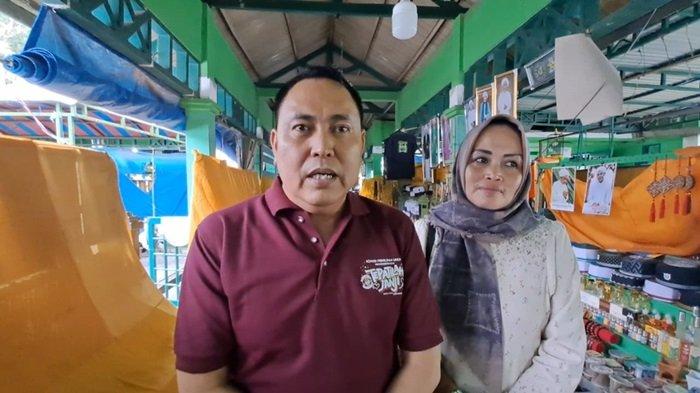 (BERZIARAH-Abdul Muthalib dan istri usai berziarah di makam Datu Sanggul, Kabupaten Tapin.