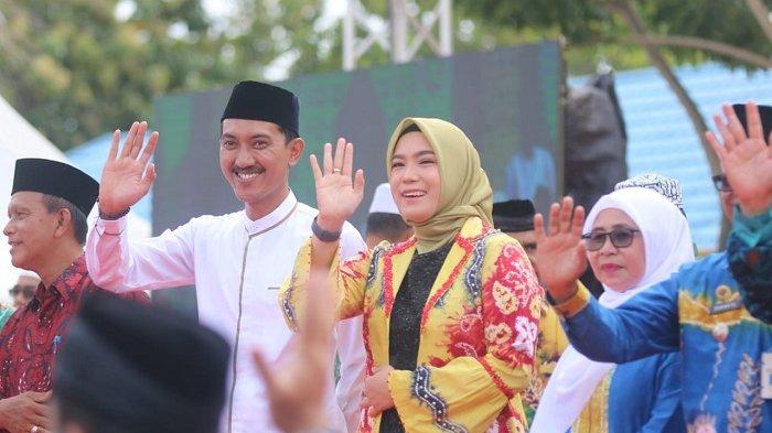 H Saidi Mansyur didampingi sang istri Hj Nur Gita Tyas
